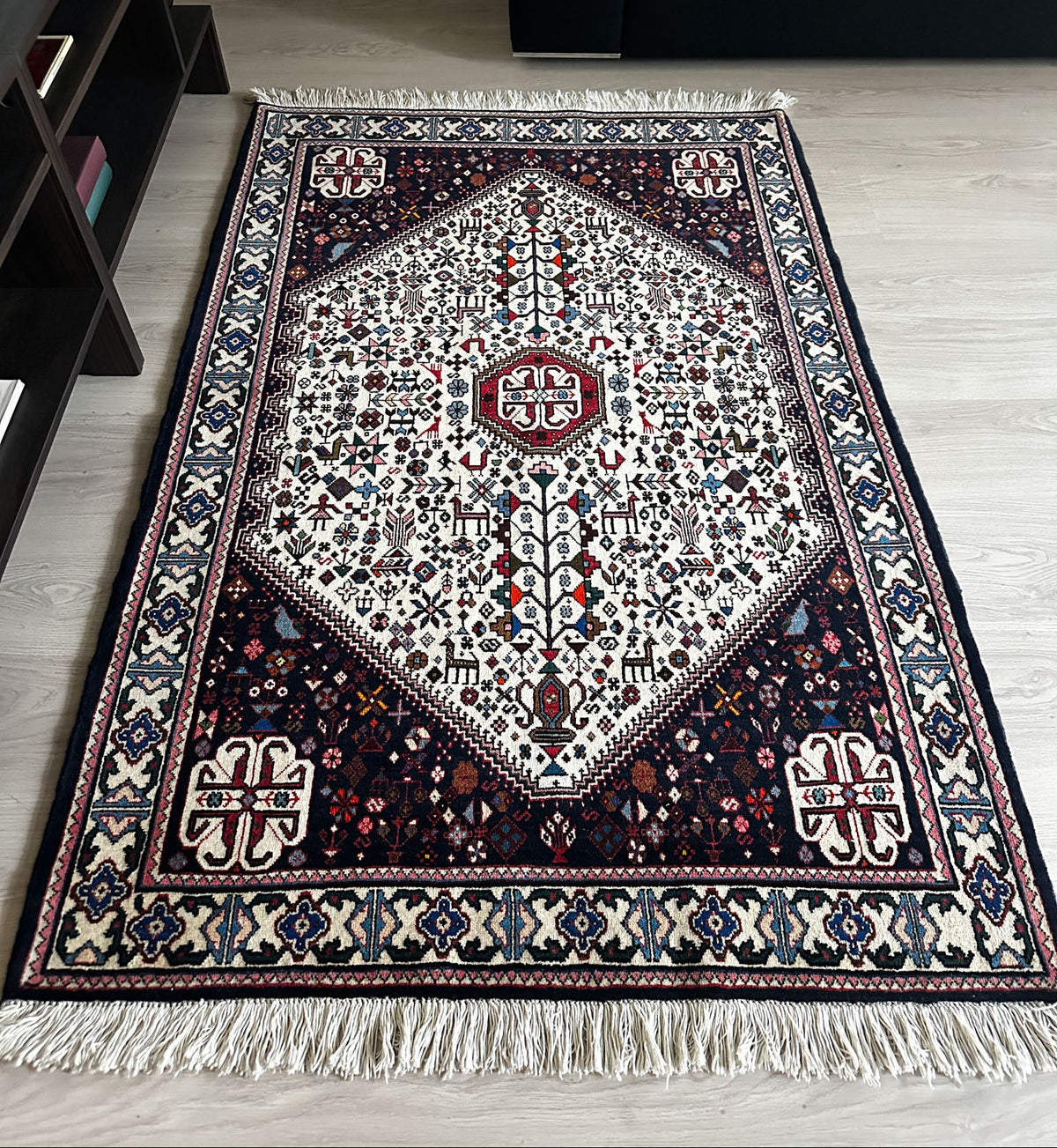 Abadeh Teppich ca. 163 × 110 cm – creme & dunkelbraun
