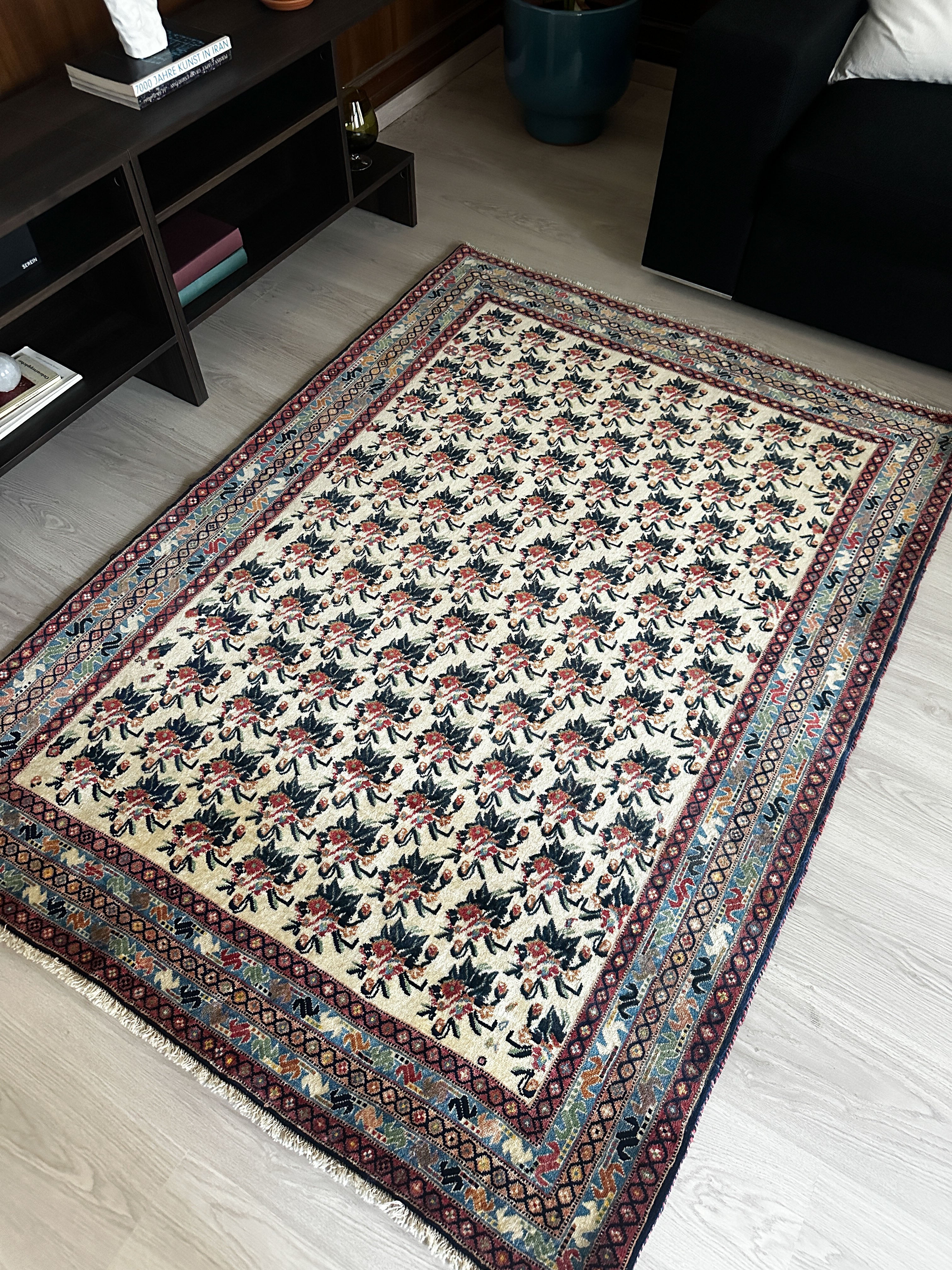 Afschar Teppich ca. 200 × 150 cm – creme/blau/rot & florales Muster
