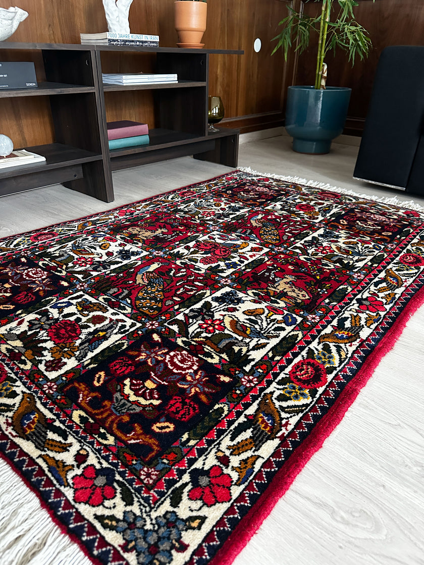 Bachtiar Teppich ca. 150 × 100 cm – rot/dunkelblau/creme & gemustert