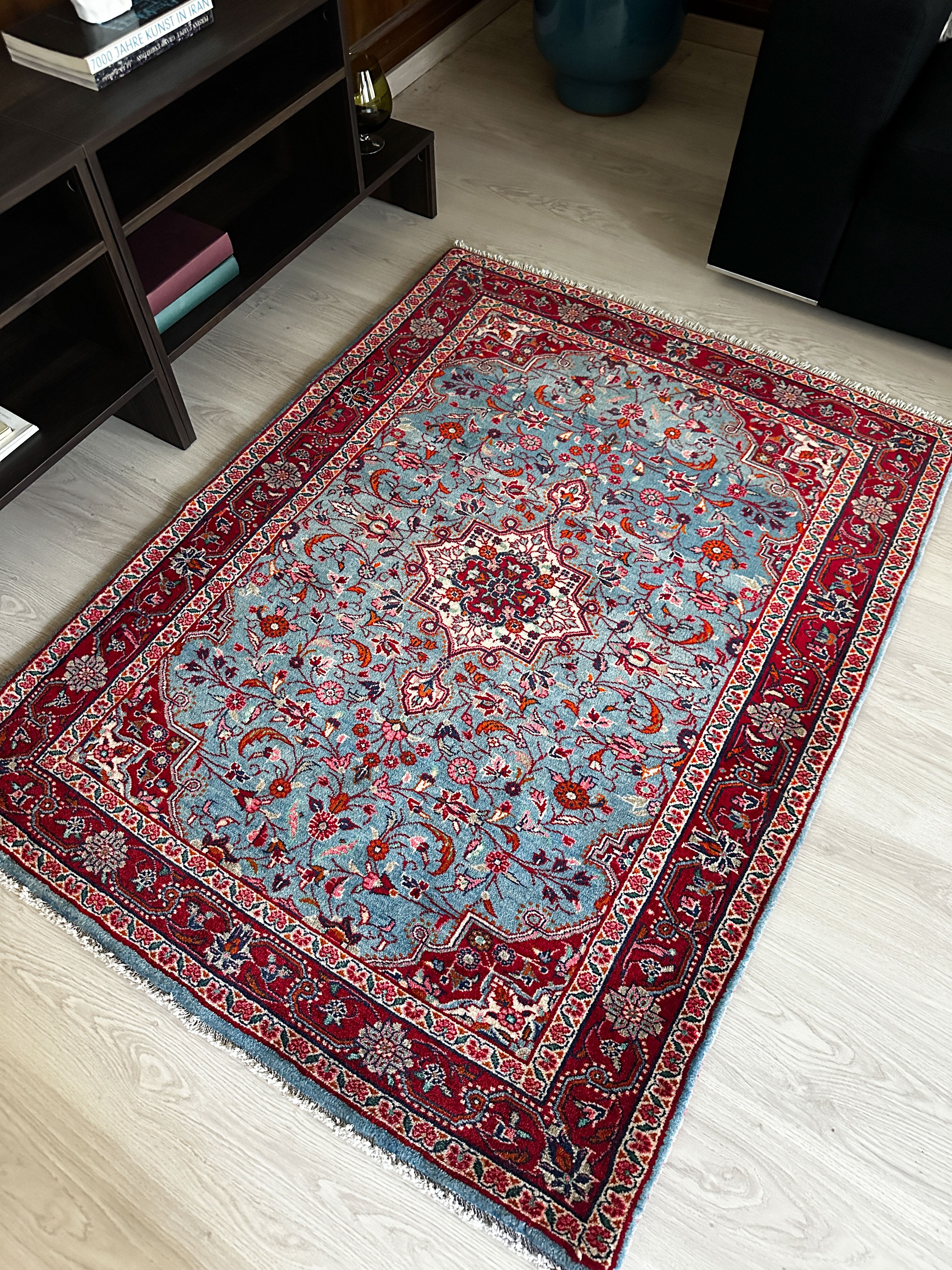 Hamedan Teppich ca. 150 × 100 cm – hellblau/rot/creme & floral