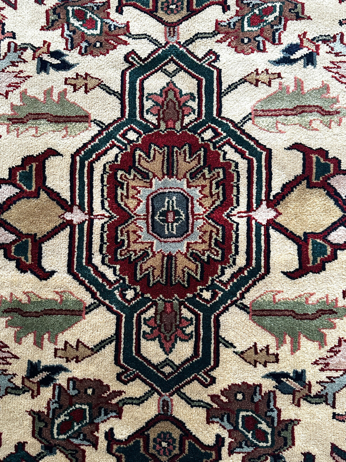 I. Keschan Teppich ca. 269 × 184 cm – creme & grün gemustert