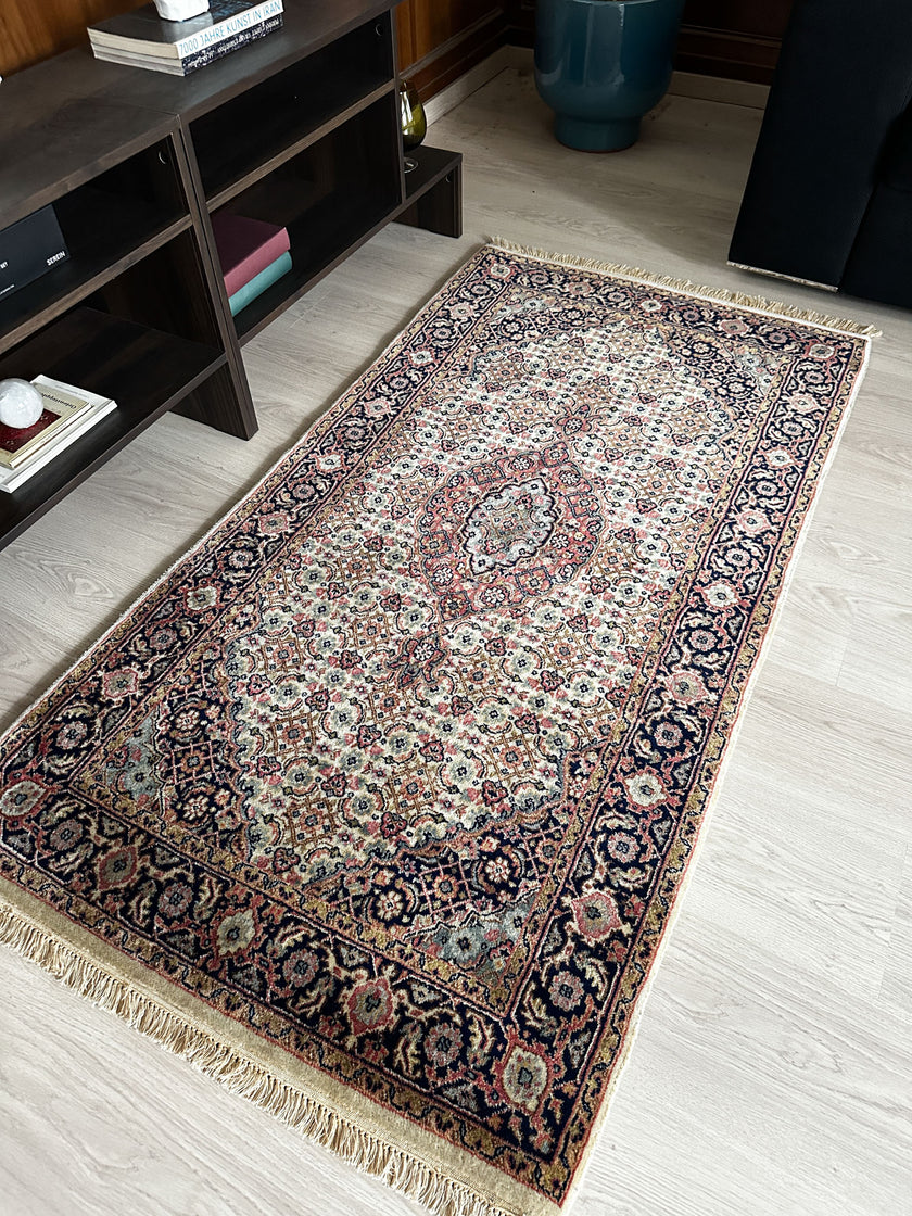 Sarough Teppich ca. 160 × 85 cm – goldbeige & dunkelblau