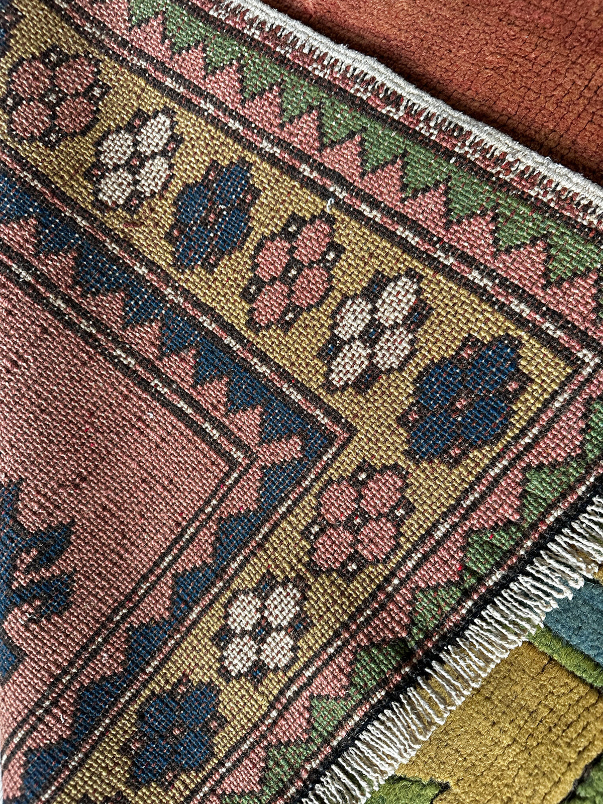 Kars Teppich ca. 240 × 160 cm – lachsrot & grün geometrisch