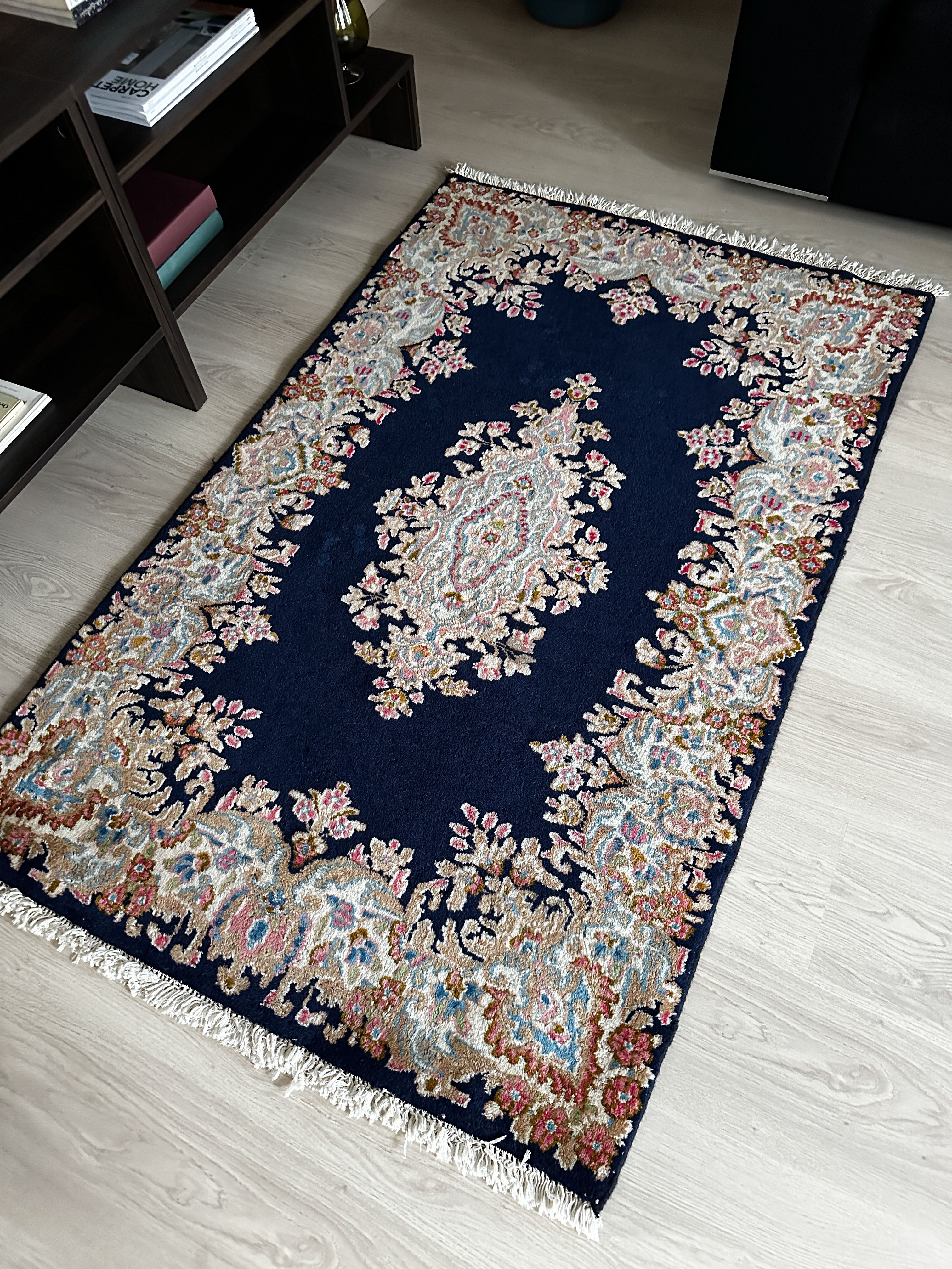 Kirman Teppich ca. 150 × 100 cm – dunkelblau/creme & elegant