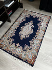 Kirman Teppich ca. 150 × 100 cm – dunkelblau/creme & elegant
