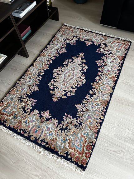 Kirman Teppich ca. 150 × 100 cm – dunkelblau/creme & elegant