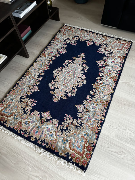 Kirman Teppich ca. 150 × 100 cm – dunkelblau/creme & elegant