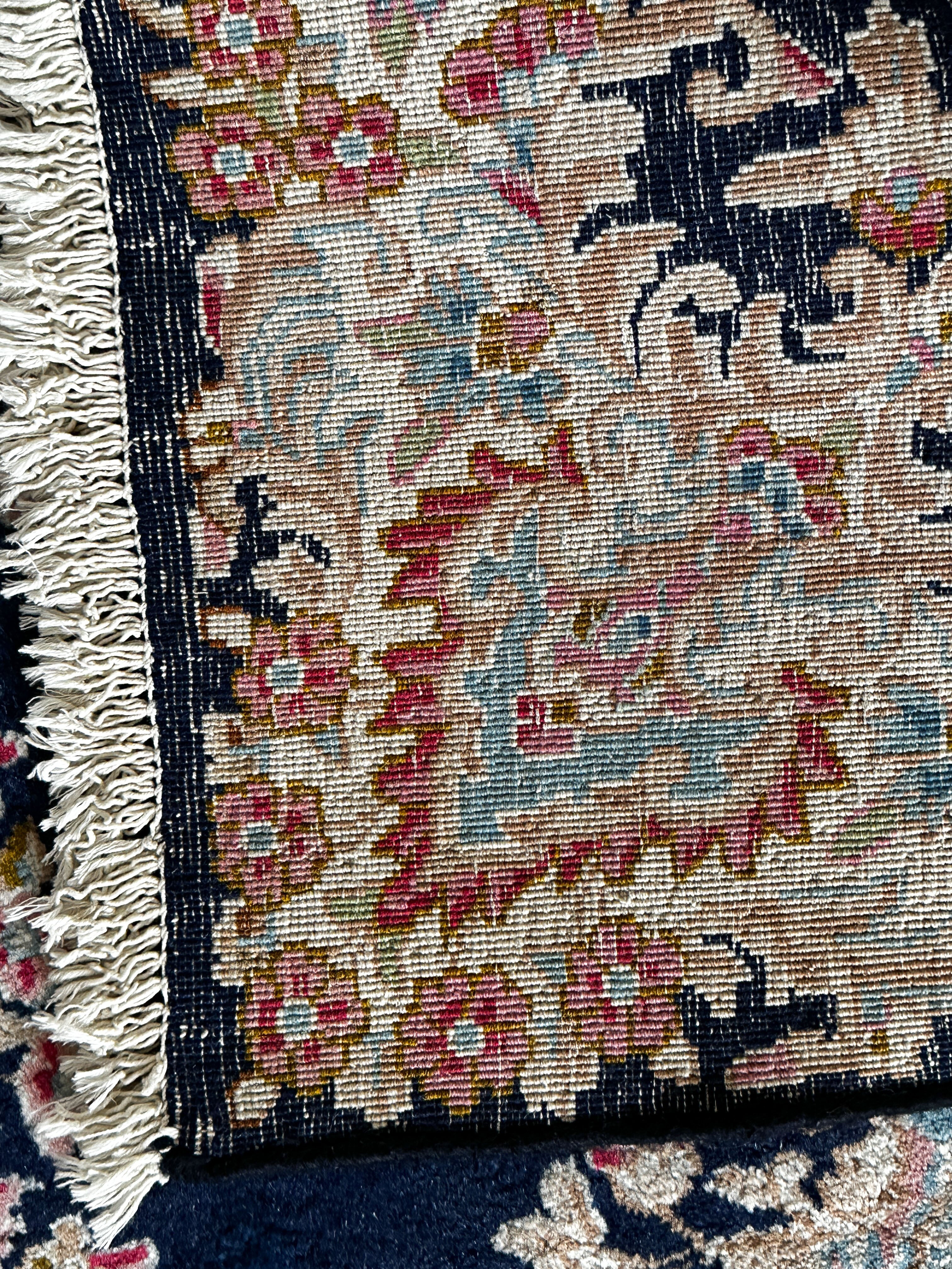 Kirman Teppich ca. 150 × 100 cm – dunkelblau/creme & elegant