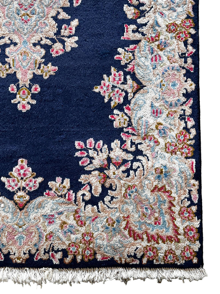 Kirman Teppich ca. 150 × 100 cm – dunkelblau/creme & elegant