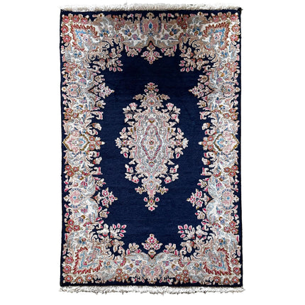 Kirman Teppich ca. 150 × 100 cm – dunkelblau/creme & elegant