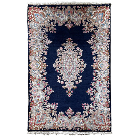 Kirman Teppich ca. 150 × 100 cm – dunkelblau/creme & elegant