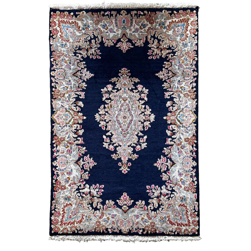Kirman Teppich ca. 150 × 100 cm – dunkelblau/creme & elegant