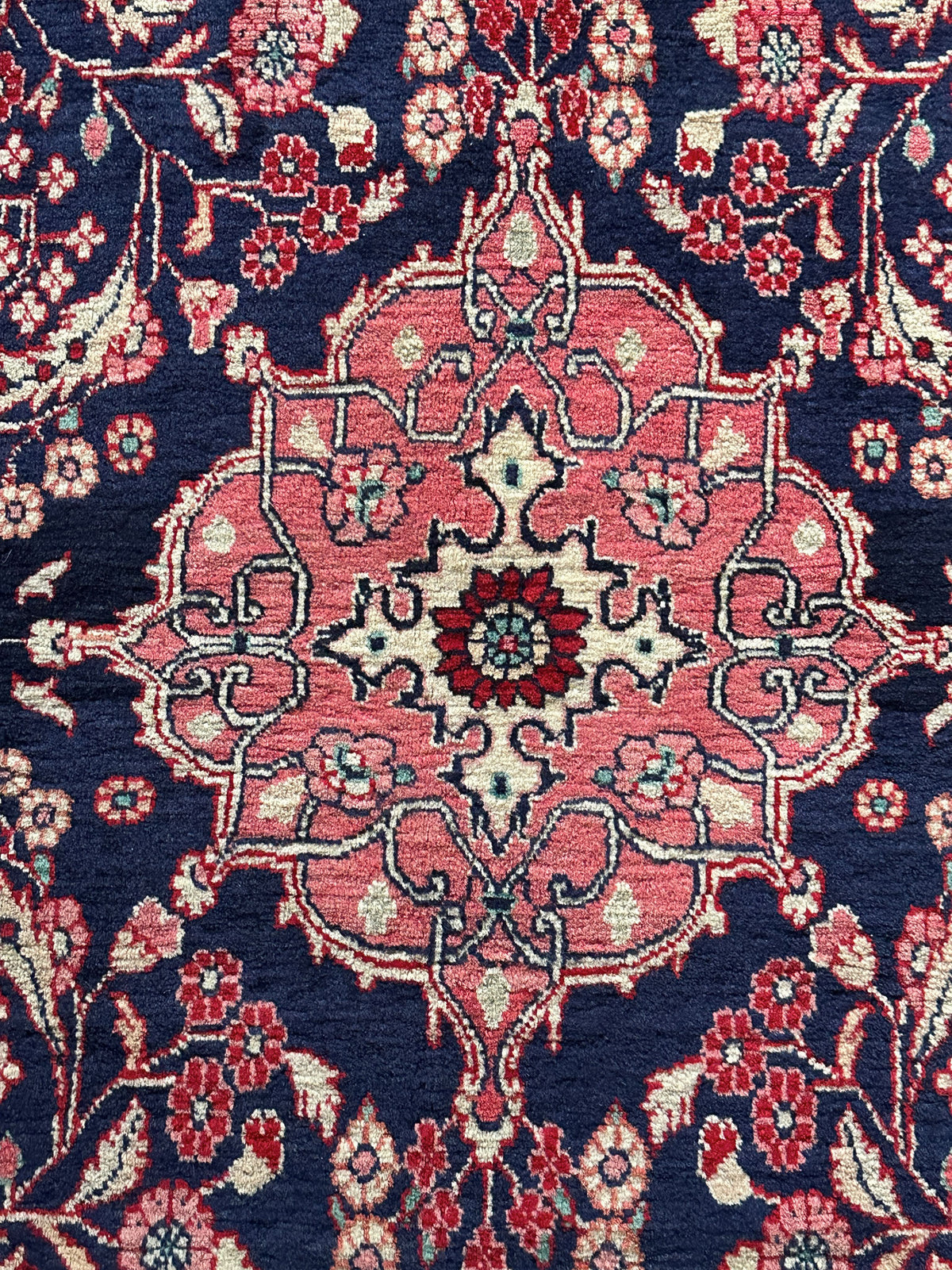 Malayer Teppich ca. 232 × 135 cm – dunkelblau & rot floral