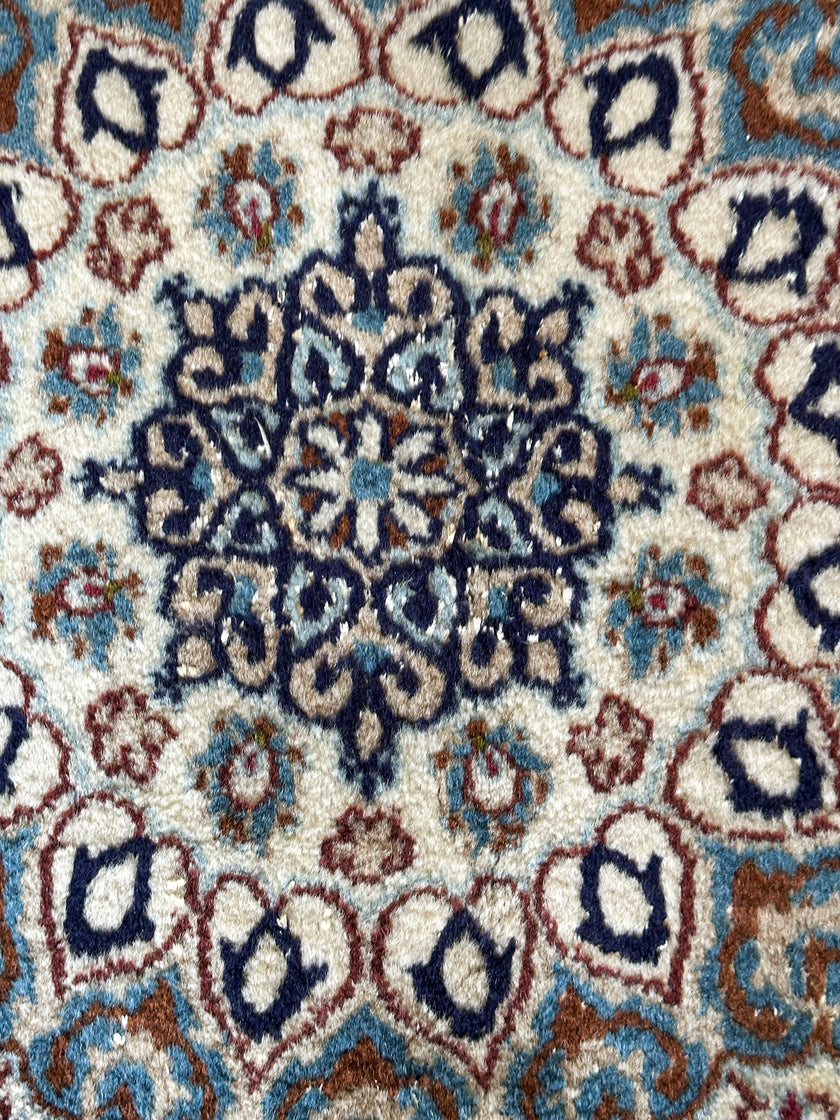 Nain Teppich ca. 200 × 200 cm – hellblau/beige & fein