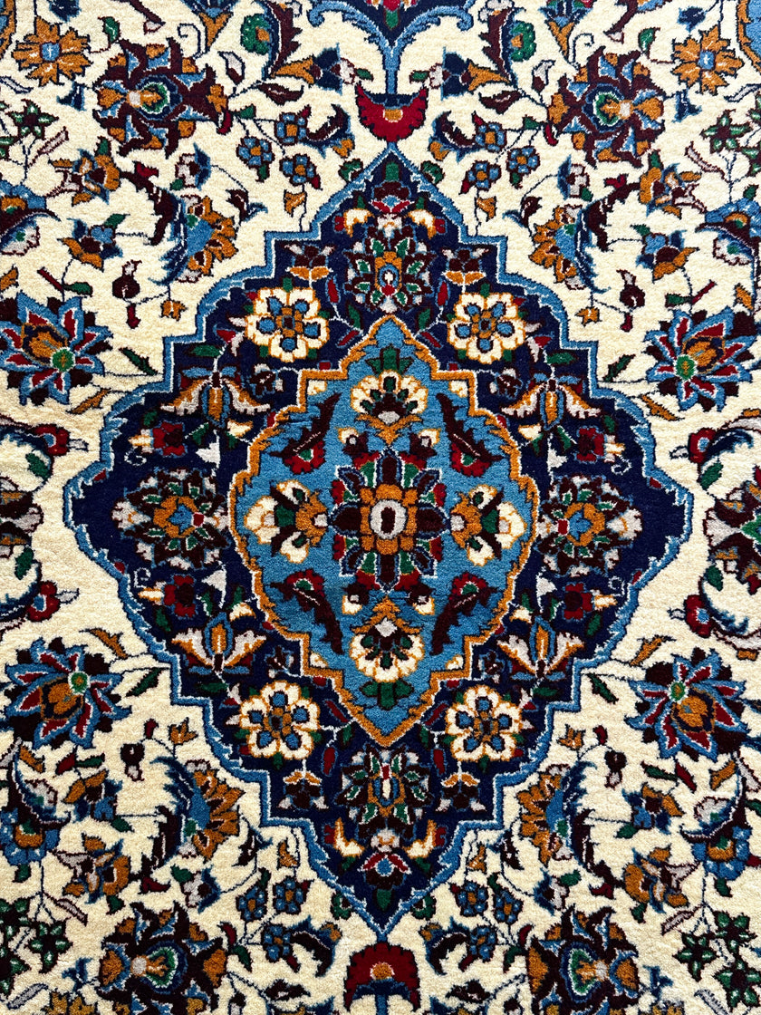 Sarough Teppich ca. 150 × 100 cm – creme/rot/blau & floral gemustert