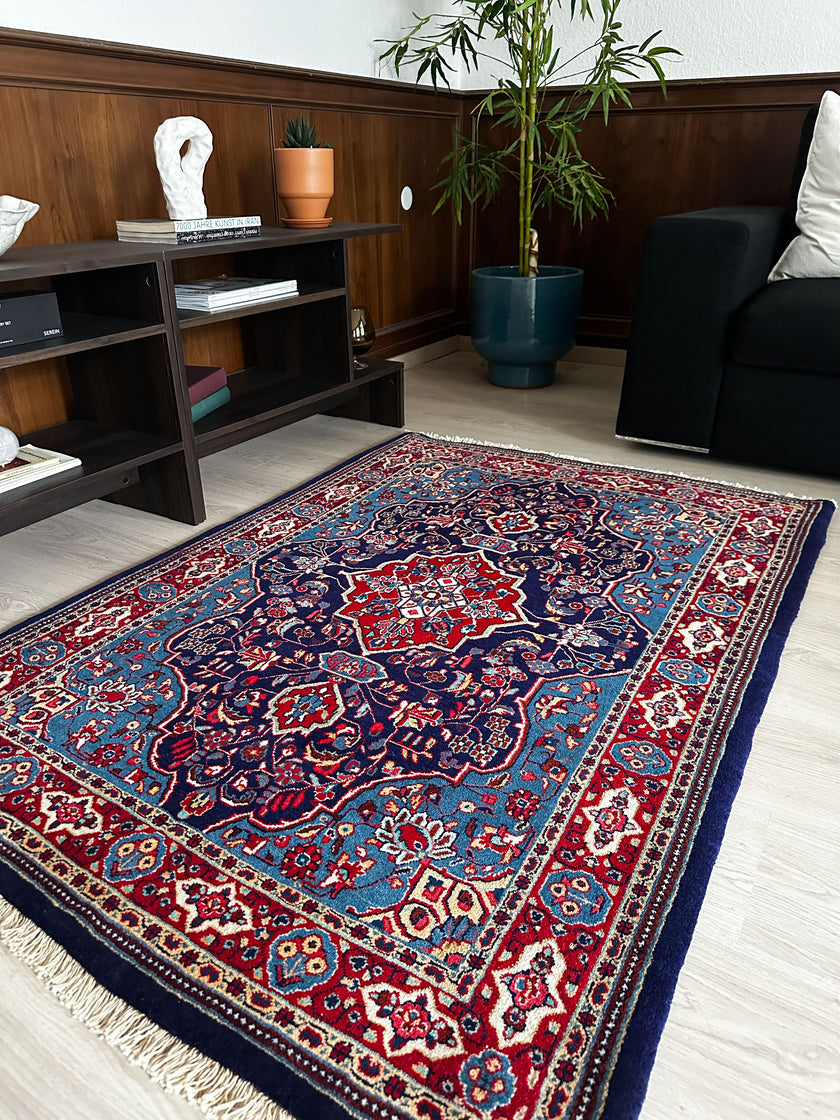Sarough Teppich ca. 150 × 100 cm – dunkelblau/hellblau/rot & klassisch
