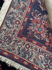 Sarough Teppich ca. 150 × 100 cm – dunkelblau/creme/rot & floral