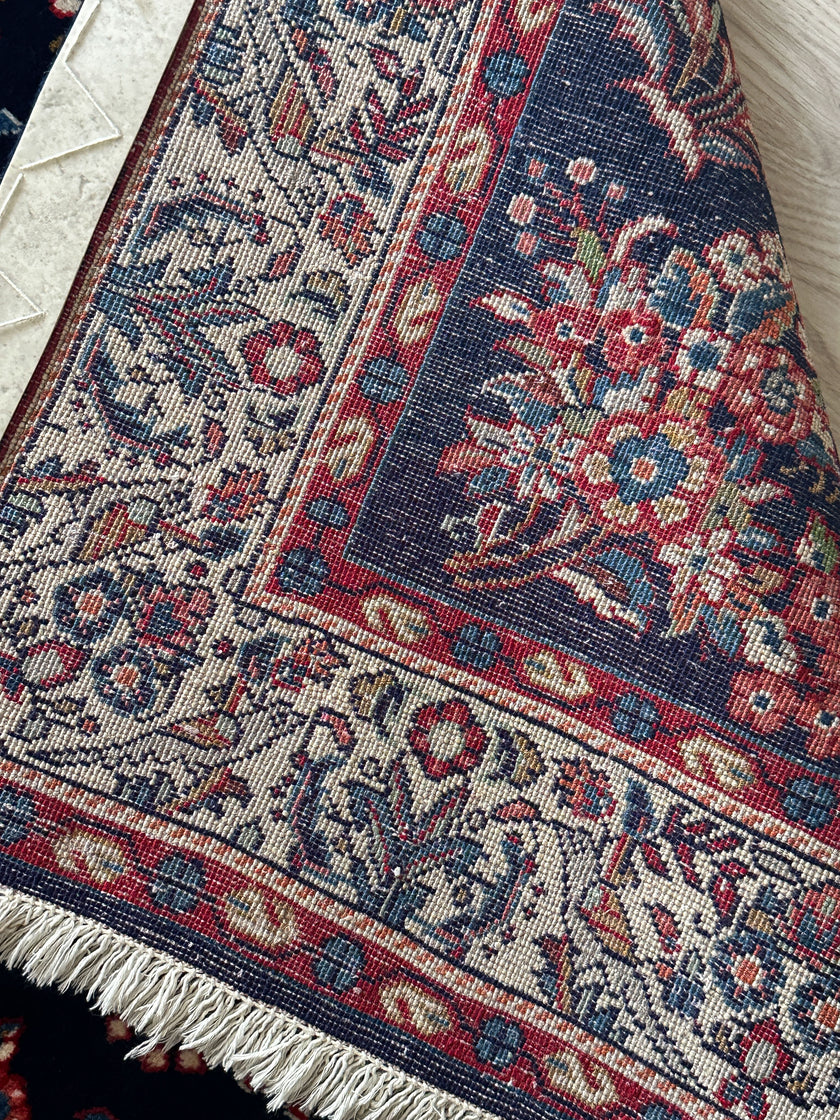 Sarough Teppich ca. 150 × 100 cm – dunkelblau/creme/rot & floral