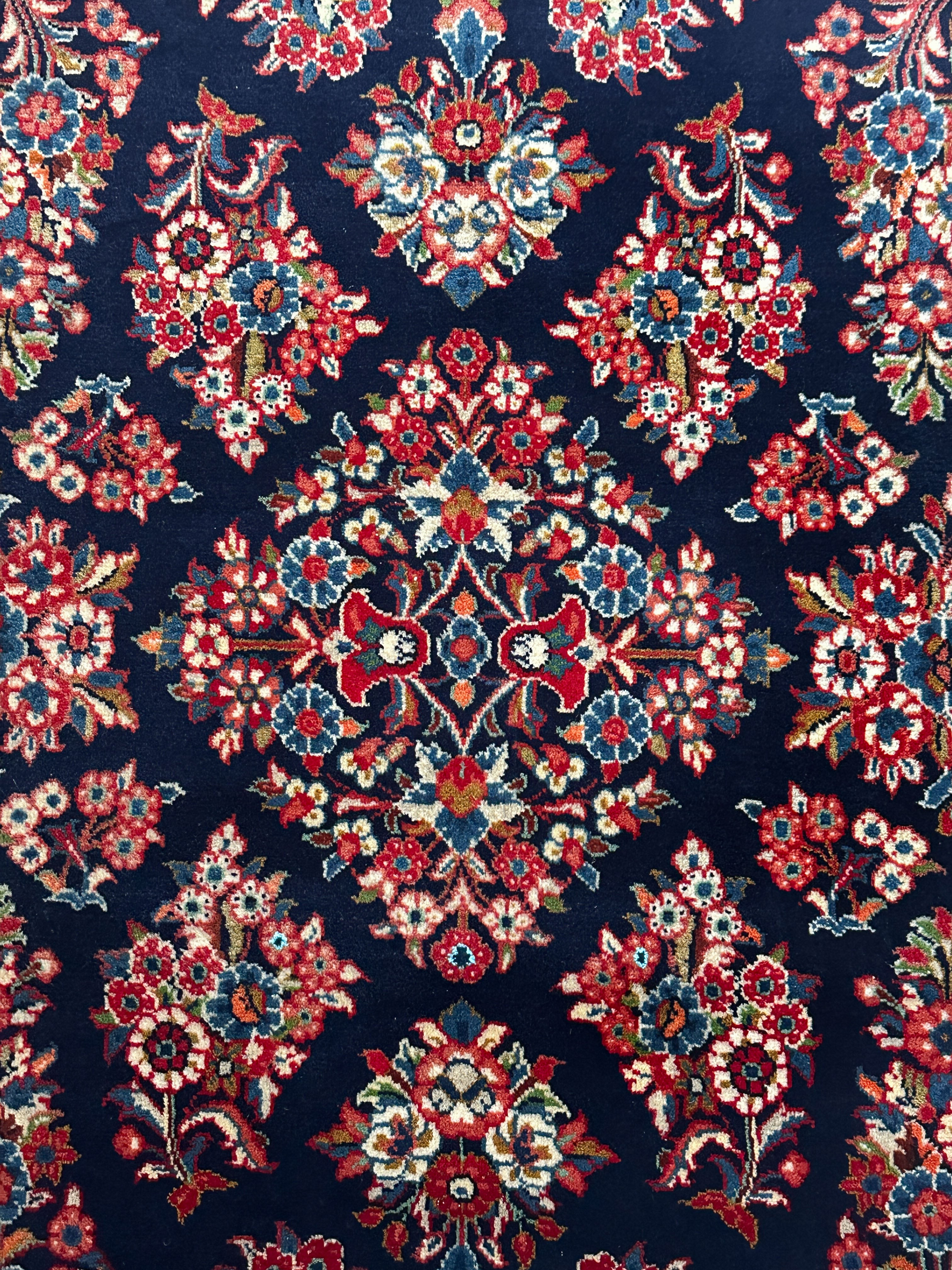 Sarough Teppich ca. 150 × 100 cm – dunkelblau/creme/rot & floral