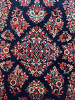 Sarough Teppich ca. 150 × 100 cm – dunkelblau/creme/rot & floral