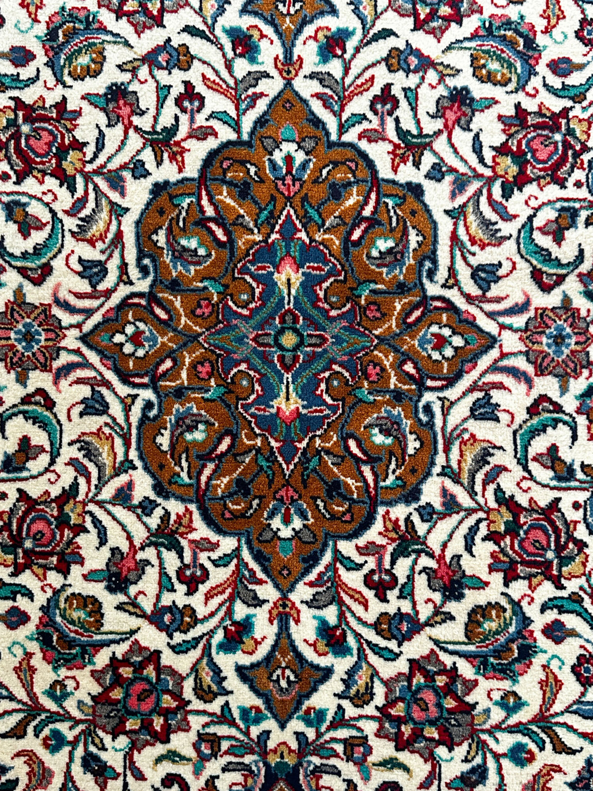 Sarugh Teppich ca. 148 × 105 cm – creme, rot & floral