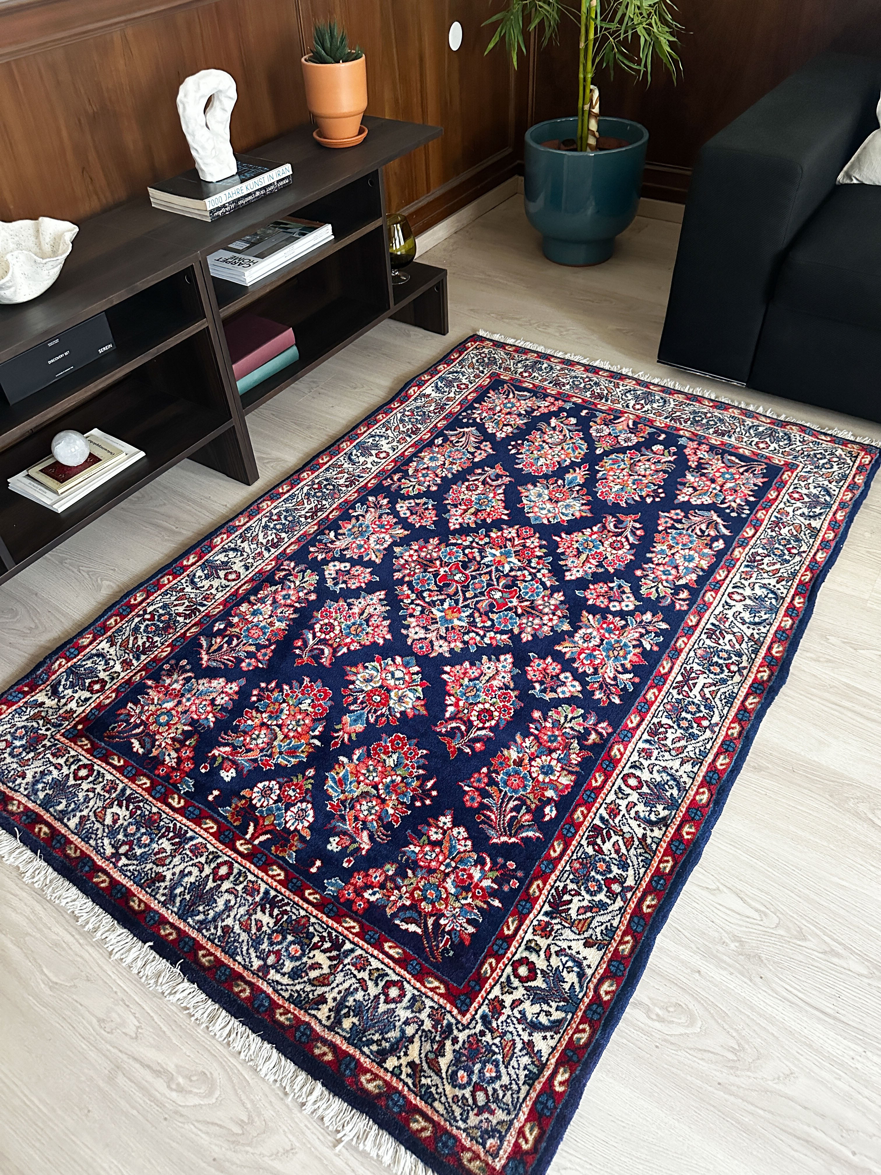 Sarough Teppich ca. 150 × 100 cm – dunkelblau/creme/rot & floral