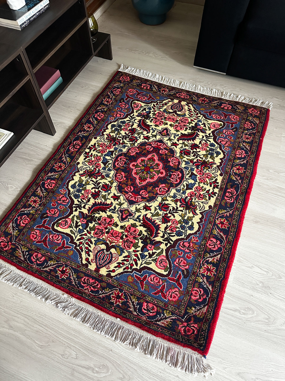 Sarugh Teppich ca. 150 × 100 cm – creme/blau/rot & floral