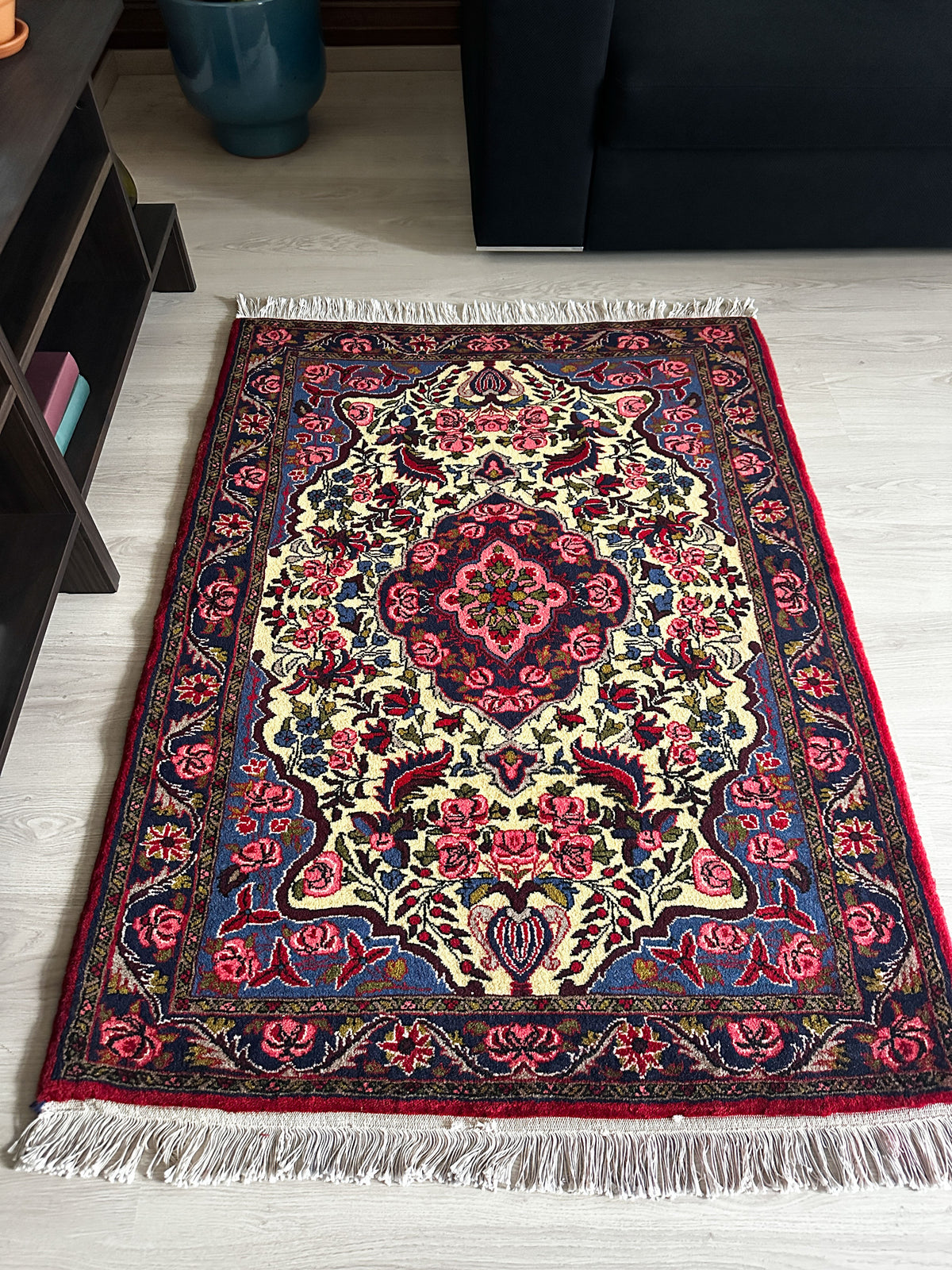 Sarugh Teppich ca. 150 × 100 cm – creme/blau/rot & floral