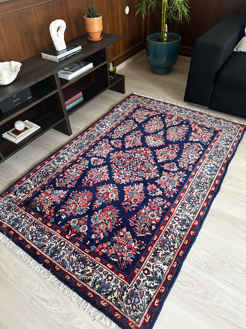 Sarough Teppich ca. 150 × 100 cm – dunkelblau/creme/rot & floral