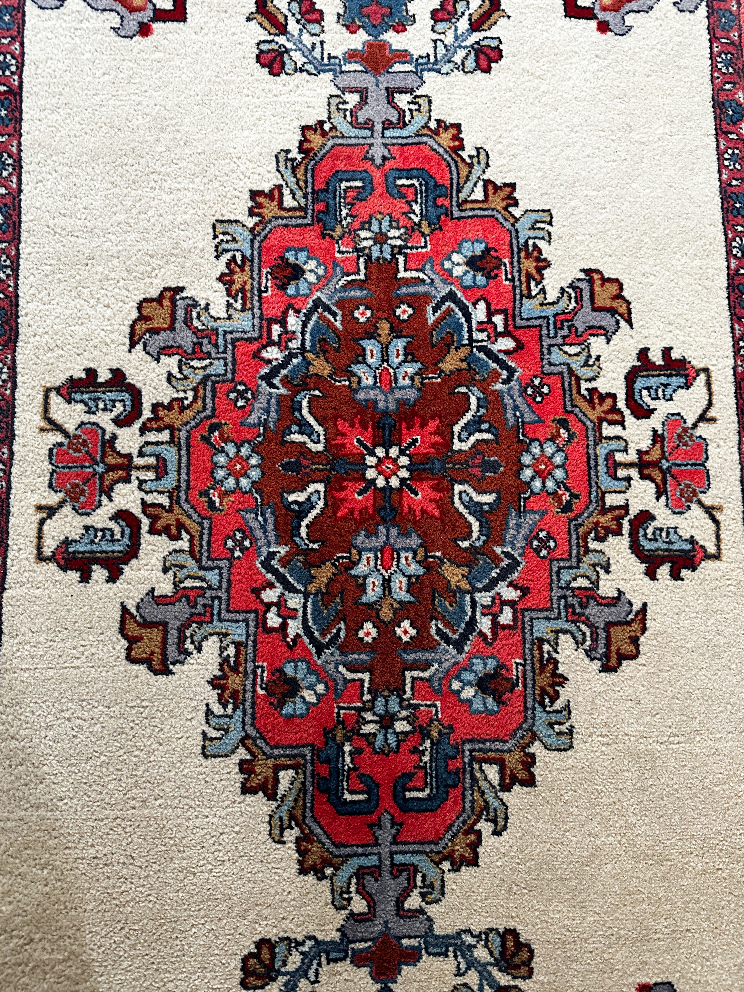 Täbriz Teppich ca. 150 × 100 cm – rot/creme & klassisch