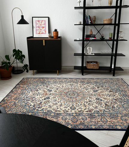 Azad Einrichtungshaus Nadjafabad rug, 250x150cm, hand-knotted wool with cream, light blue, and beige floral pattern.