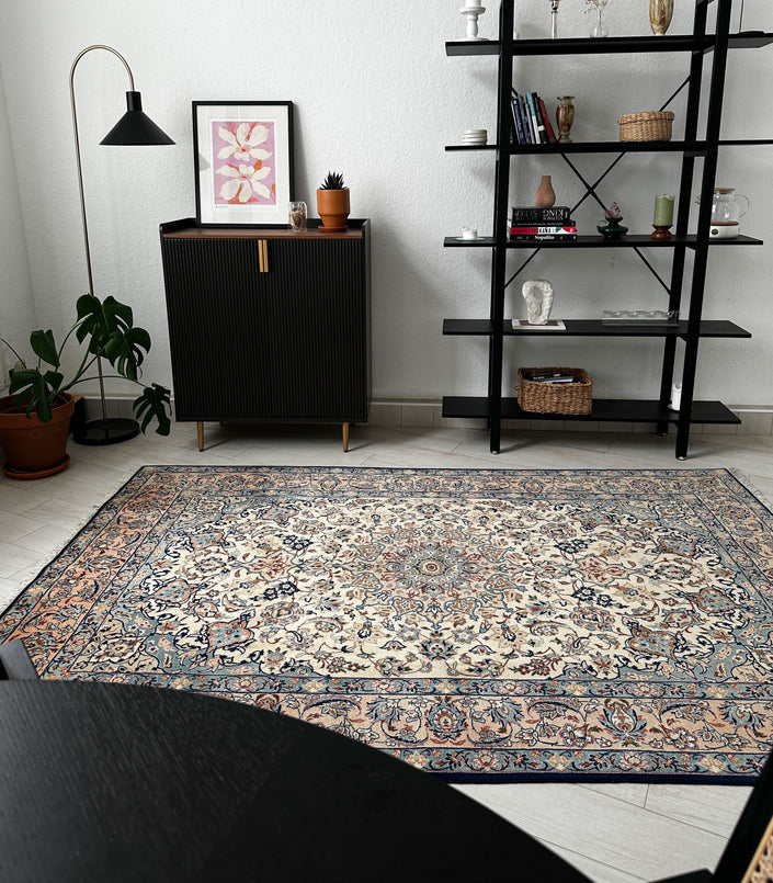 Azad Einrichtungshaus Nadjafabad rug, 250x150cm, hand-knotted wool with cream, light blue, and beige floral pattern.