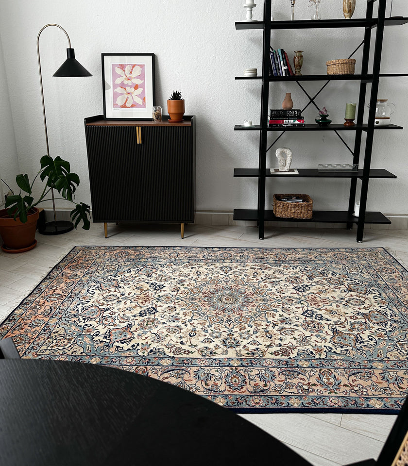 Azad Einrichtungshaus Nadjafabad rug, 250x150cm, hand-knotted wool with cream, light blue, and beige floral pattern.