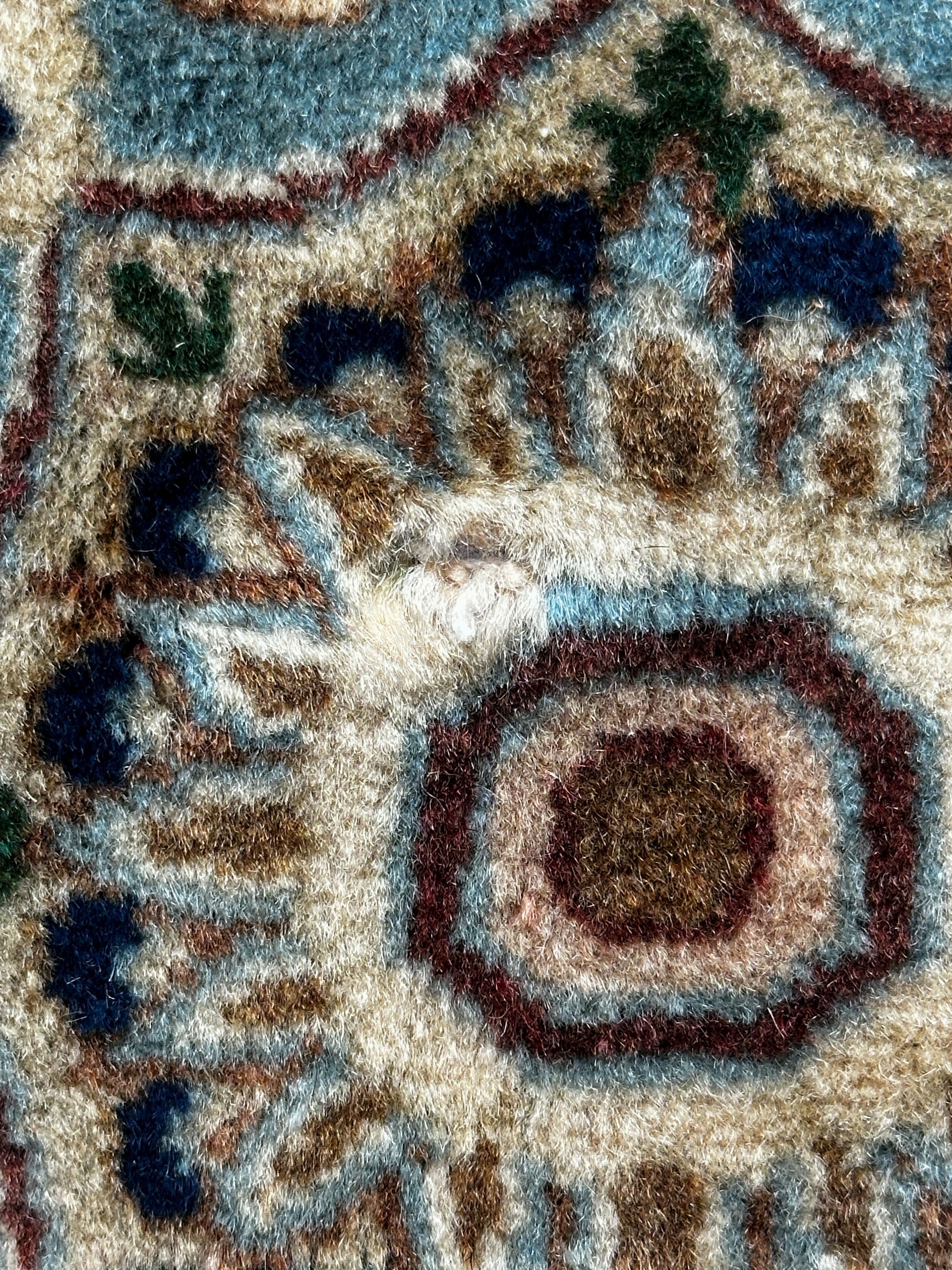 Azad Einrichtungshaus hand-knotted Nadjafabad rug in light blue, beige, and cream with classic floral pattern. 250x150 cm.