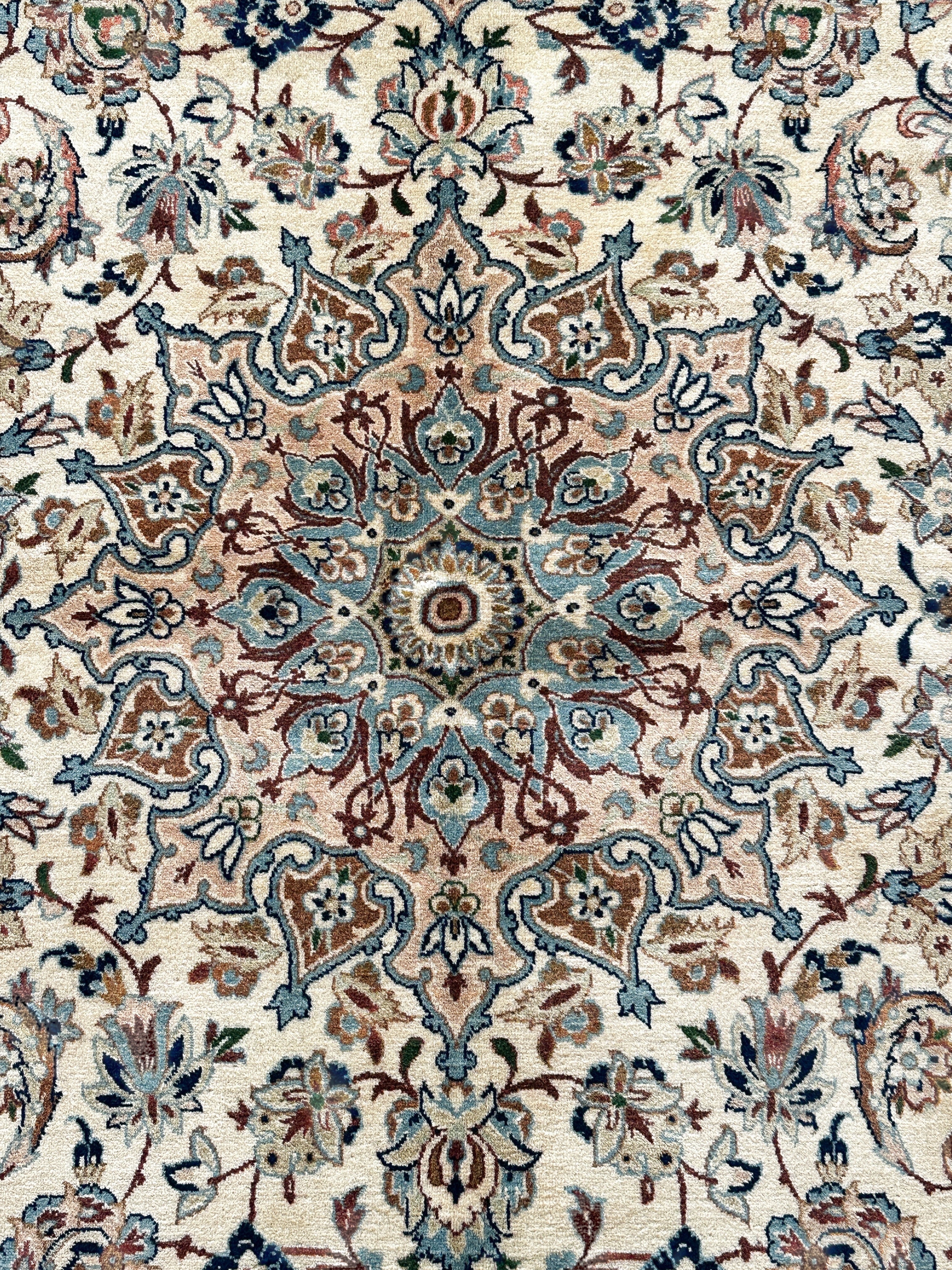 Azad Einrichtungshaus Nadjafabad rug, hand-knotted wool, 250x150 cm, light blue, beige, cream, with medallion and floral pattern.