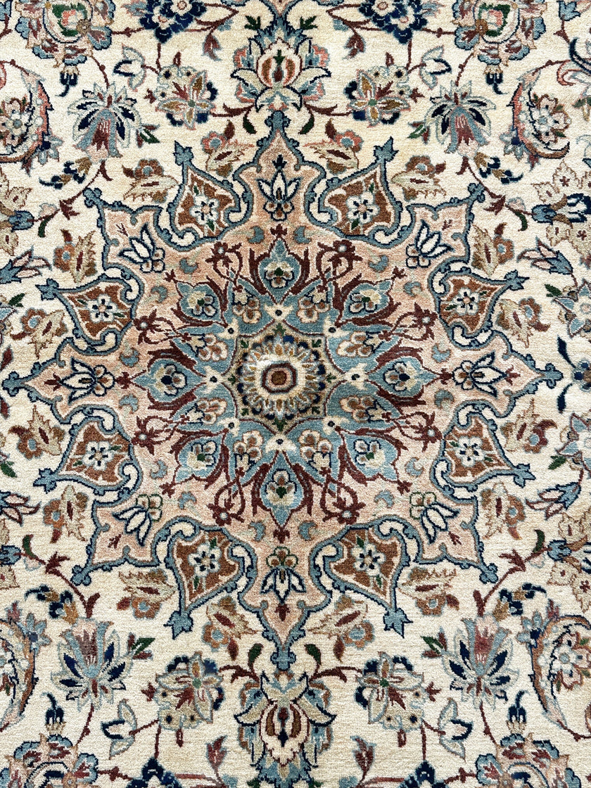 Azad Einrichtungshaus Nadjafabad rug, hand-knotted wool, 250x150 cm, light blue, beige, cream, with medallion and floral pattern.